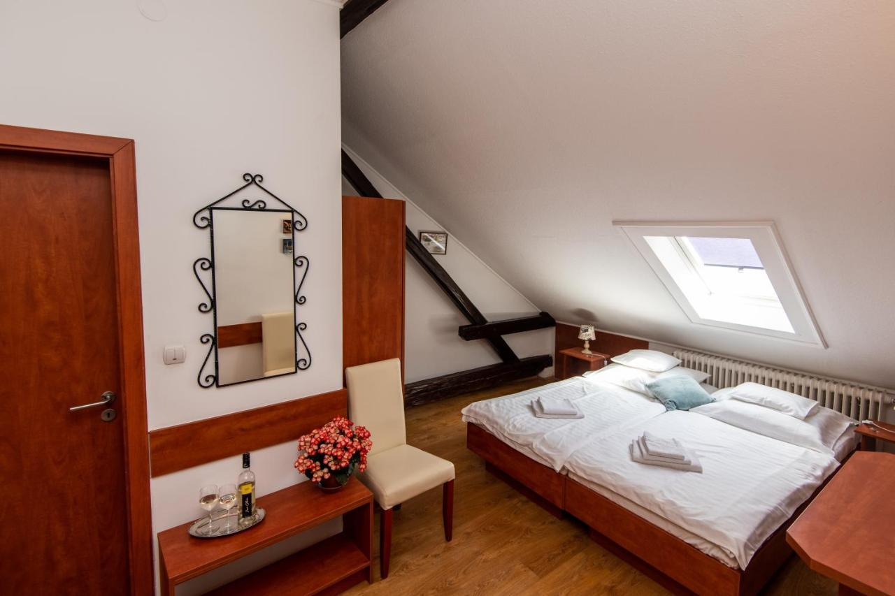 쇼프론 Fenyes Vinorium B&B 외부 사진