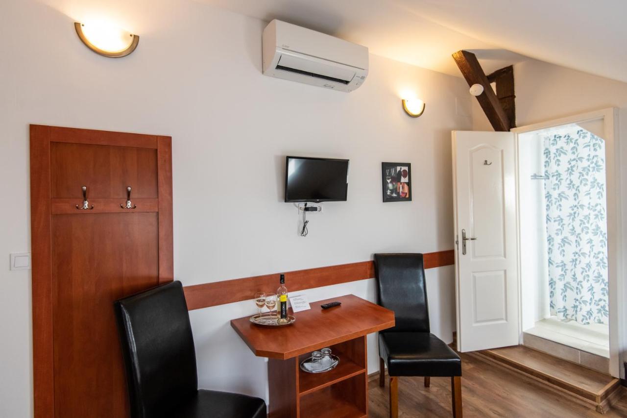 쇼프론 Fenyes Vinorium B&B 외부 사진