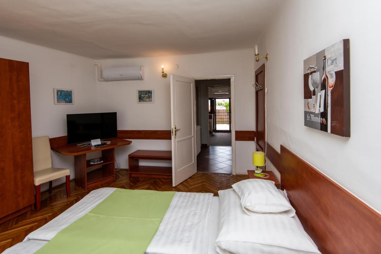 쇼프론 Fenyes Vinorium B&B 외부 사진