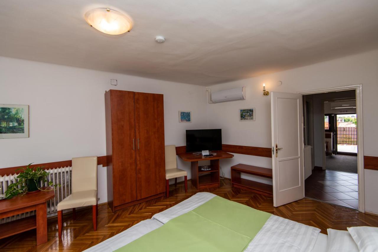 쇼프론 Fenyes Vinorium B&B 외부 사진