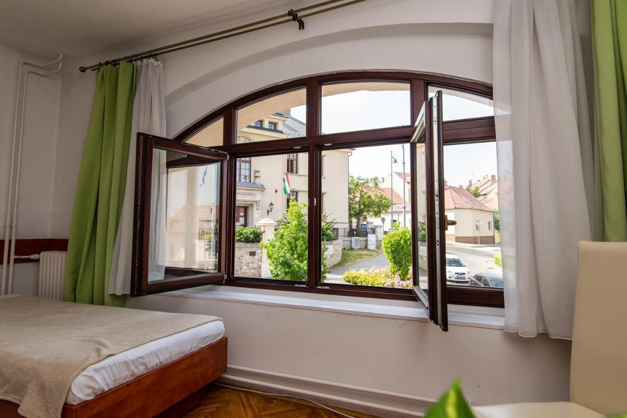 쇼프론 Fenyes Vinorium B&B 외부 사진