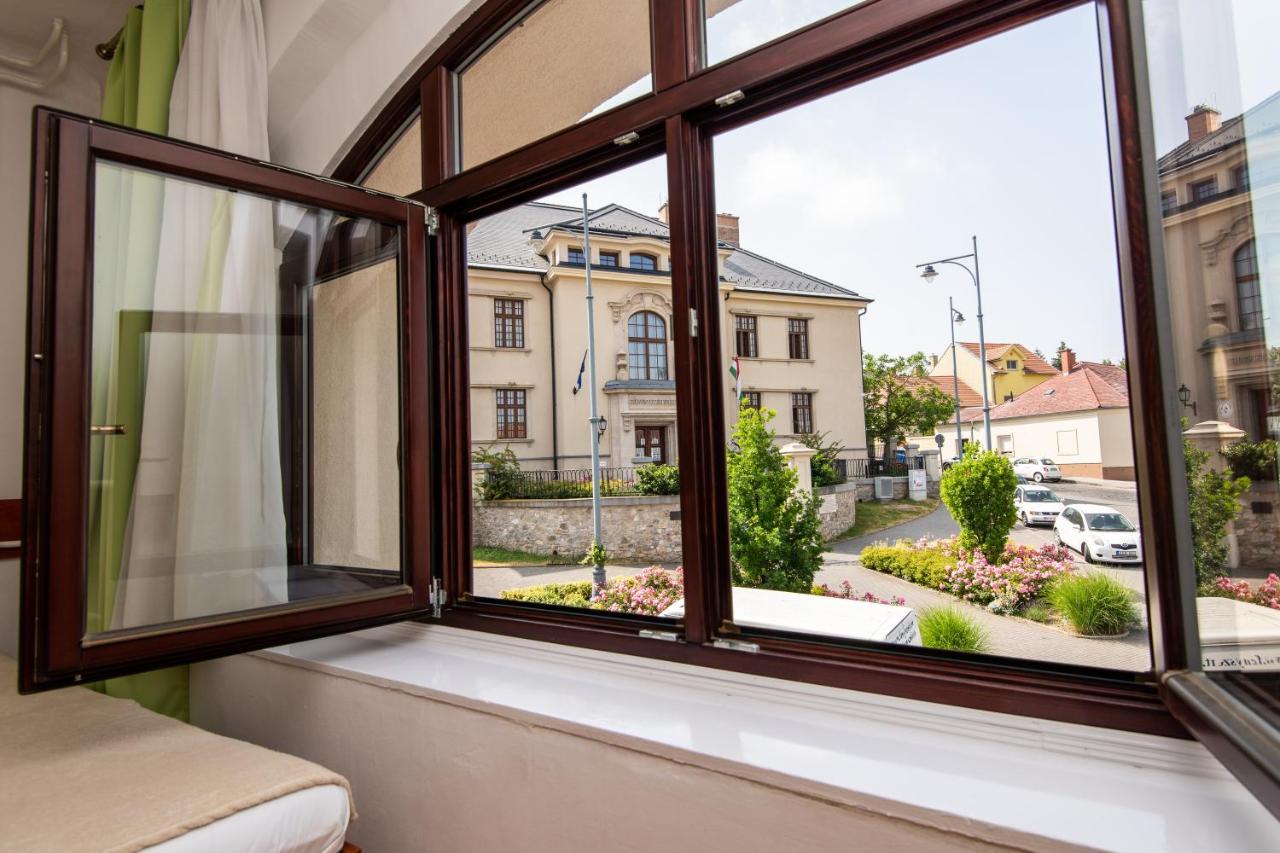 쇼프론 Fenyes Vinorium B&B 외부 사진