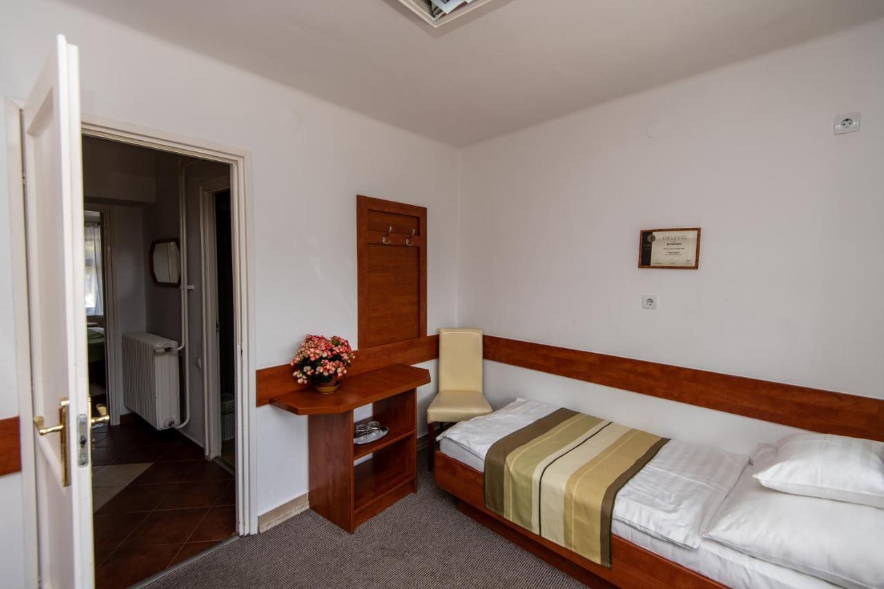 쇼프론 Fenyes Vinorium B&B 외부 사진